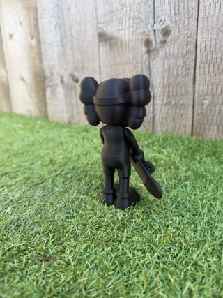 Figura Kaws Companion con Snowboard