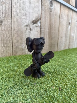Figura Kaws Companion con Snowboard