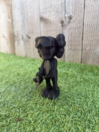 Figura Kaws Companion con Snowboard