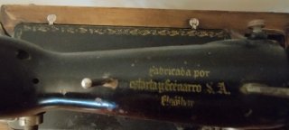 Máquina de coser antigua de metal y madera