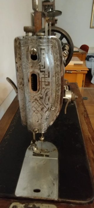 Máquina de coser antigua de metal y madera