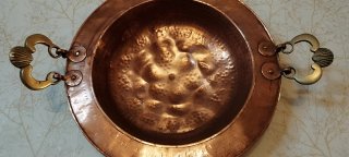 Brasero antiguo de cobre repujado