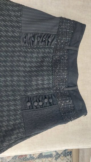 Falda negra desigual