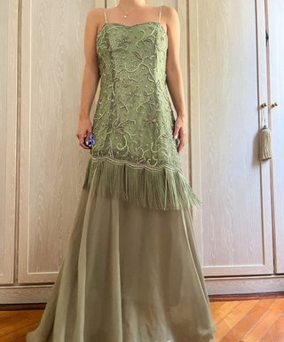 Vestido de fiesta verde con pedrería