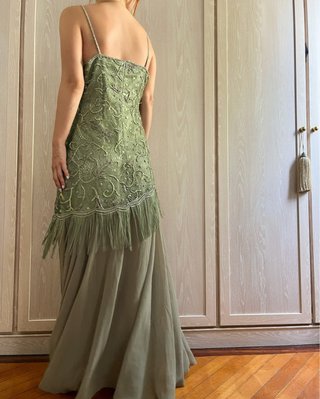 Vestido de fiesta verde con pedrería