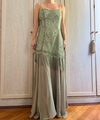 Vestido de fiesta verde con pedrería