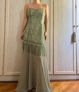 Vestido de fiesta verde con pedrería