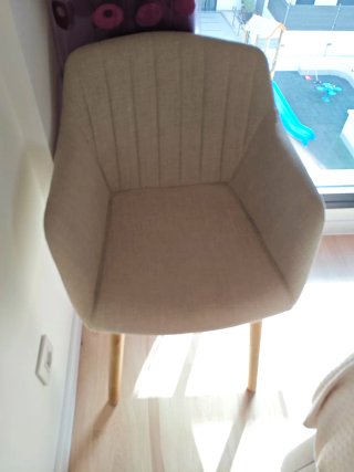 Silla sillón beige y madera