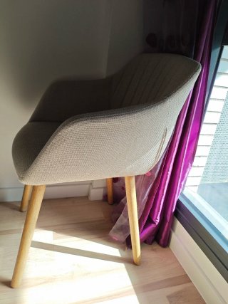 Silla sillón beige y madera