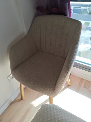 Silla sillón beige y madera