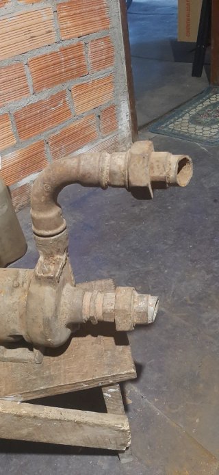 Bomba de agua antigua VEMA