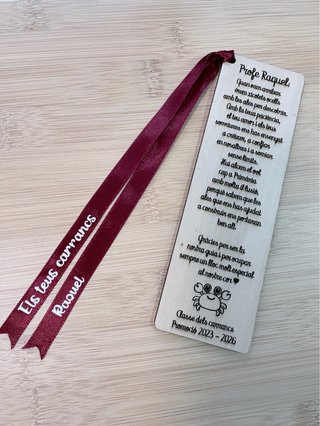 Marcapáginas de madera con nombres