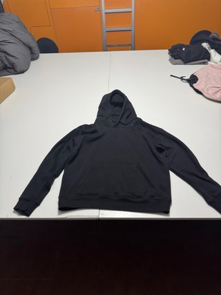 Sudadera negra con capucha