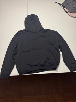 Sudadera negra con capucha