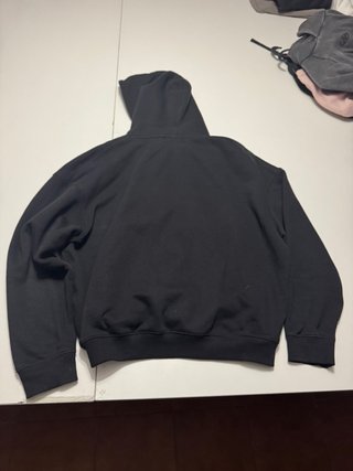 Sudadera negra con capucha