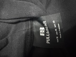Sudadera negra con capucha
