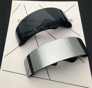 Gafas futuristas negras y plateadas