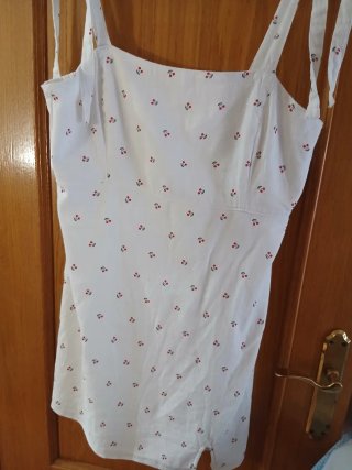 Vestido blanco con lino estampado cerezas.