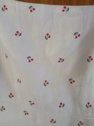 Vestido blanco con lino estampado cerezas.