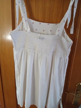 Vestido blanco con lino estampado cerezas.