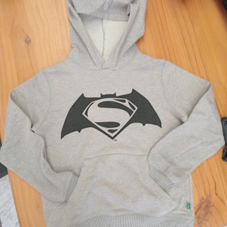 Conjunto sudadera gris y pantalón deportivo. T12