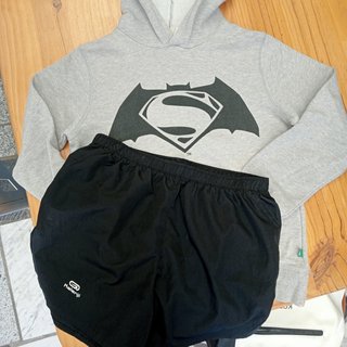 Conjunto sudadera gris y pantalón deportivo. T12