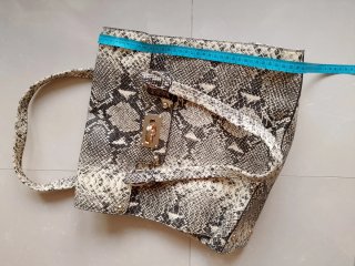 Bolso DKNY piel serpiente poco uso
