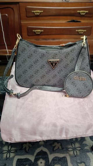 Bolso Guess Gris y Dorado