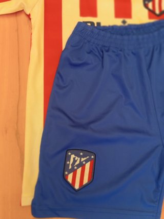 Camiseta niño Atlético de Madrid y pantalón. T 12
