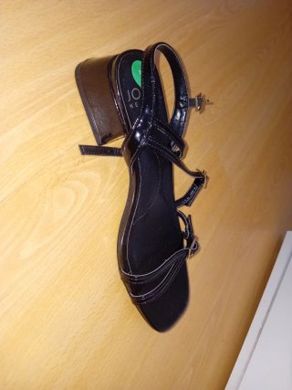 Sandalias de tacón Jones New York negras