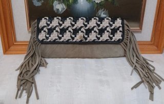 Clutch boho de ante con flecos y piel trenzada.