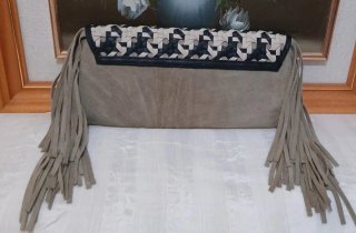 Clutch boho de ante con flecos y piel trenzada.