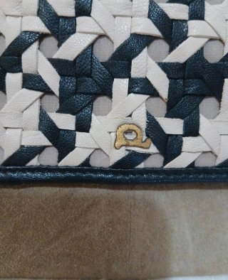 Clutch boho de ante con flecos y piel trenzada.