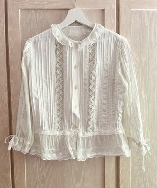 Blusa romántica blanca con encaje