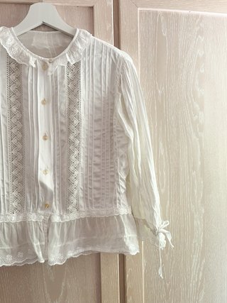 Blusa romántica blanca con encaje