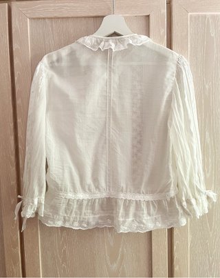 Blusa romántica blanca con encaje