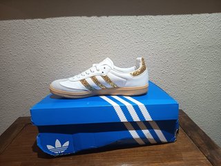 Zapatillas Adidas Blancas y Doradas