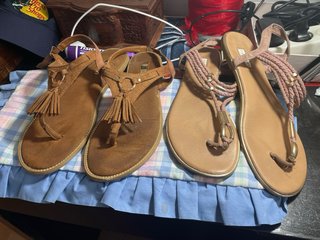 Dos Sandalias planas Primark Talla 40/41