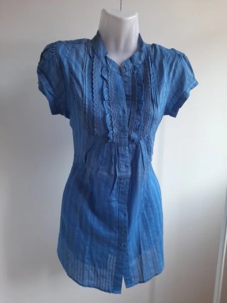 Camisa azul con volantes