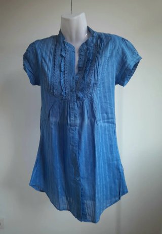 Camisa azul con volantes