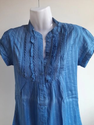 Camisa azul con volantes