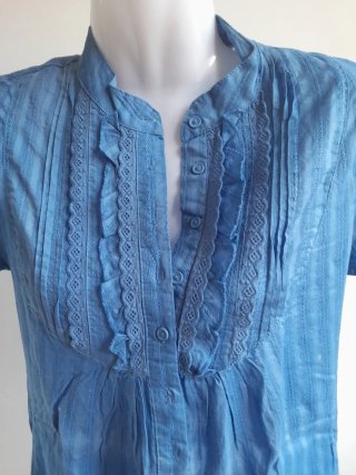 Camisa azul con volantes