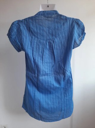 Camisa azul con volantes