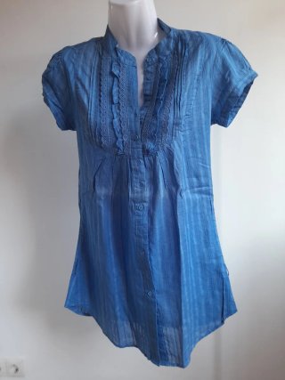 Camisa azul con volantes