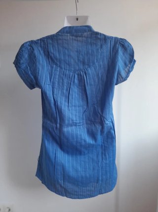 Camisa azul con volantes
