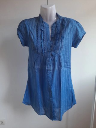 Camisa azul con volantes