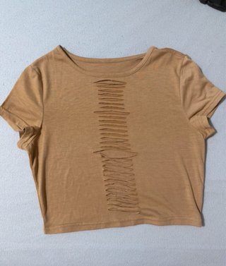 Camiseta marrón con rotos