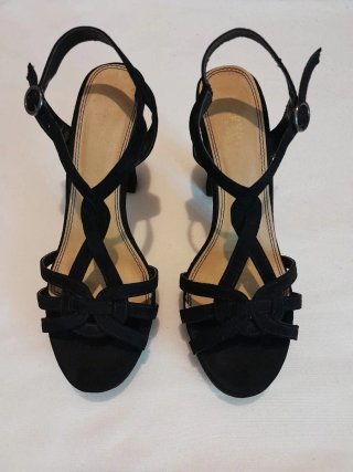 Zapatos de tacón negros.