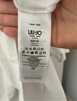 Camiseta Liu Jo Blanca con Pedrería. Es ajutada