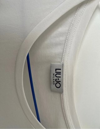 Camiseta Liu Jo Blanca con Pedrería. Es ajutada